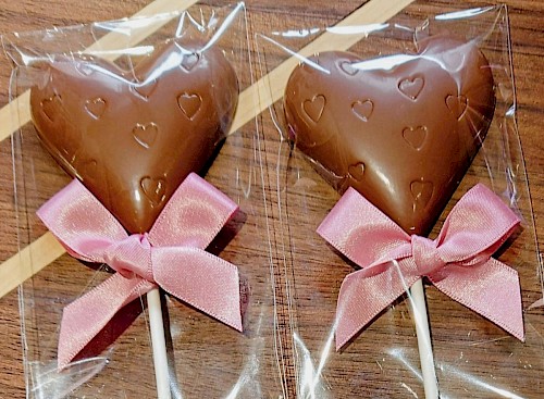 'Hearts' chocolate lollipops